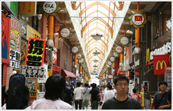 100数十軒の店が並ぶ中野サンモール商店街。