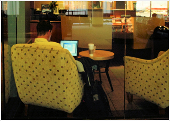 写真1：カフェでPCを操作するビジネスマン