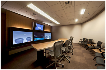 写真2：最新TV会議システムで海外の複数拠点と同時会議。