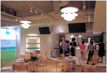 写真6：洋菓子教室が開かれているキッチンスタジオ。