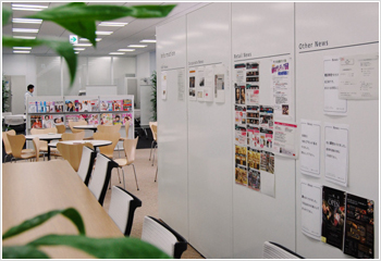 写真7：オフィスの中心にある記事雑誌情報のインフォメーションコーナー。