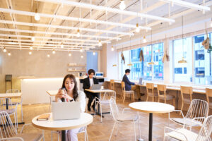 社員の働き方を左右する、オフィスデザインと心理学のつながりを紐解く|オフィスと働き方をもっとよくするためのWEBメディア